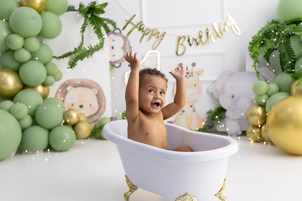 Ensaio de smash the cake em estúdio. Fotografo em Londrina especializado em ensaios de bebes, família e crianças. Momento registrado pela fotografa Giscellayne.