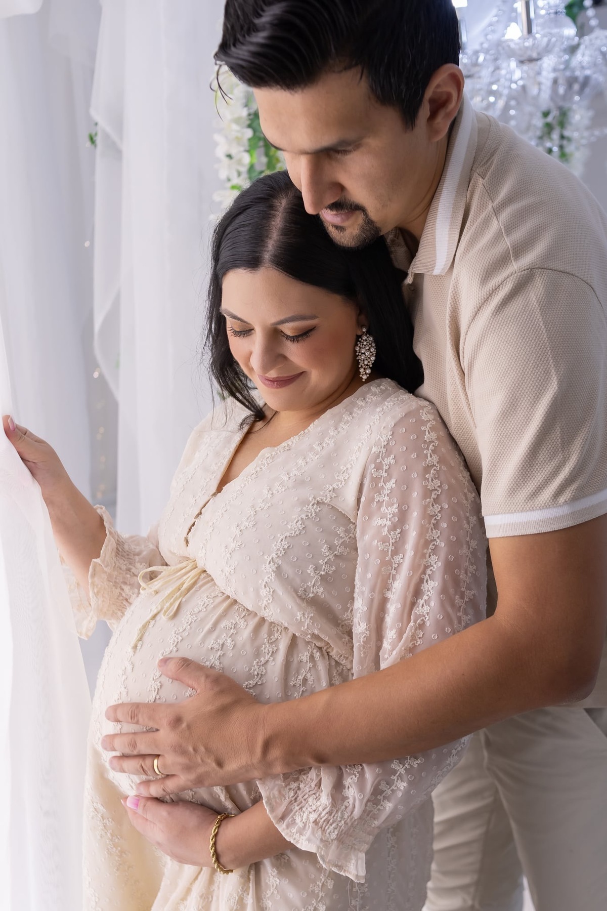 Ensaio de gestante em estúdio. Fotografo em Londrina especializado em ensaios de bebes, família e crianças. Momento registrado pela fotografa Giscellayne.