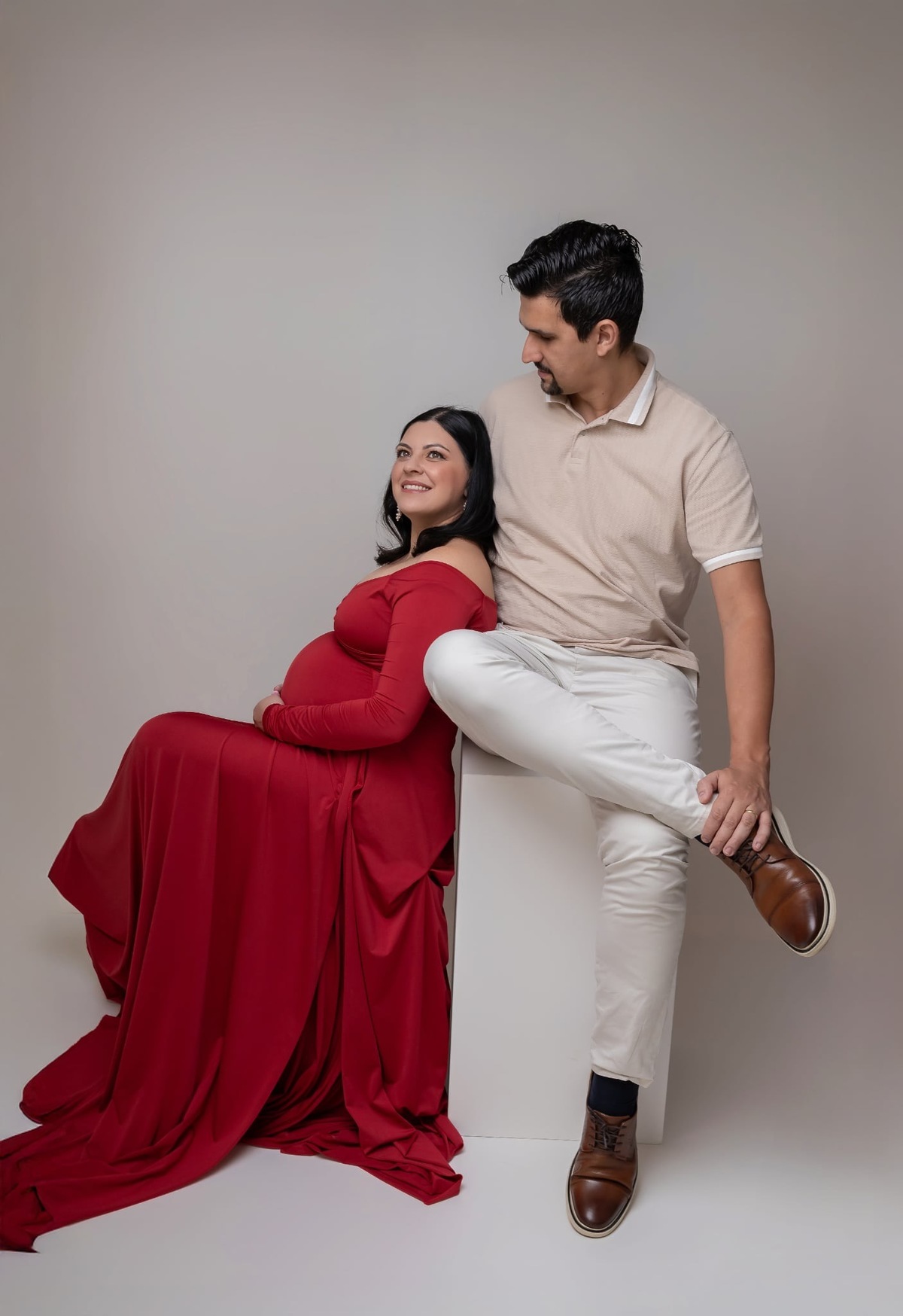 Ensaio de gestante em estúdio. Fotografo em Londrina especializado em ensaios de bebes, família e crianças. Momento registrado pela fotografa Giscellayne.