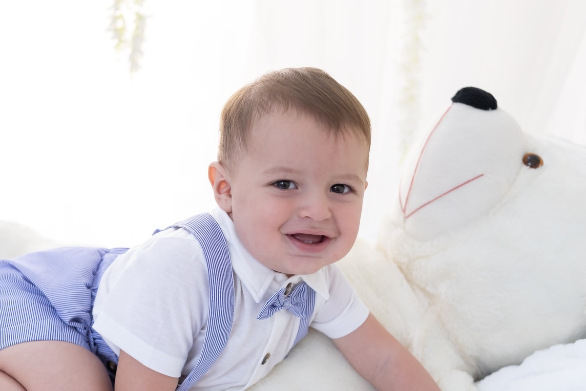Ensaio de smash the cake em estúdio. Fotografo em Londrina especializado em ensaios de bebes, família e crianças. Momento registrado pela fotografa Giscellayne.