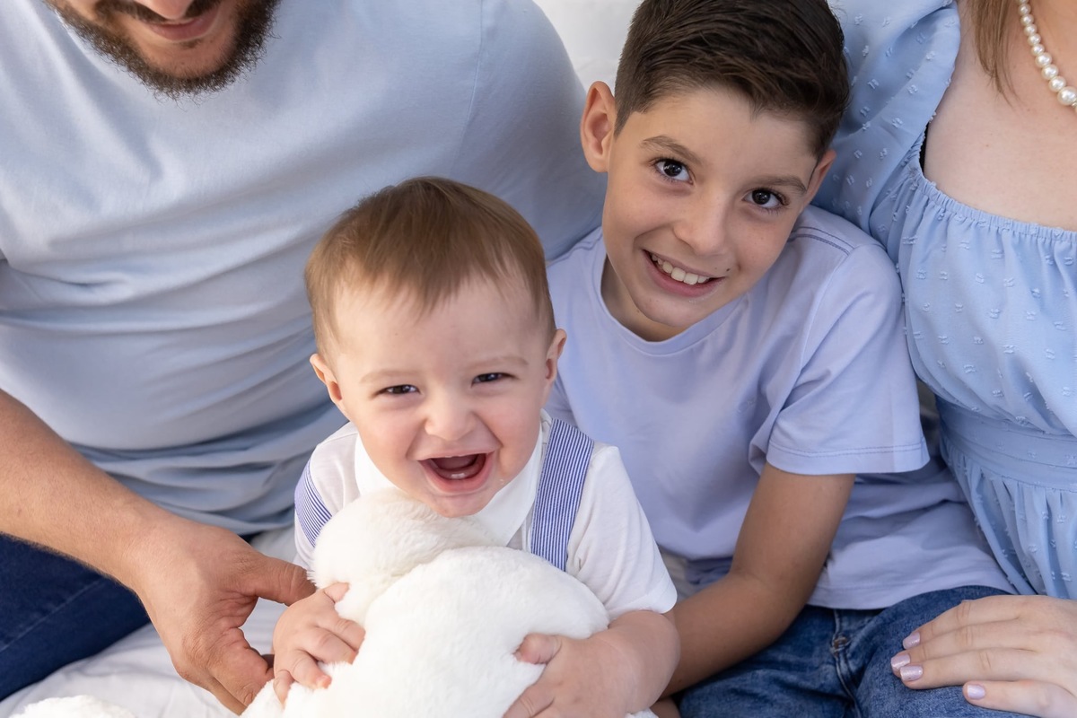 Ensaio de smash the cake em estúdio. Fotografo em Londrina especializado em ensaios de bebes, família e crianças. Momento registrado pela fotografa Giscellayne.
