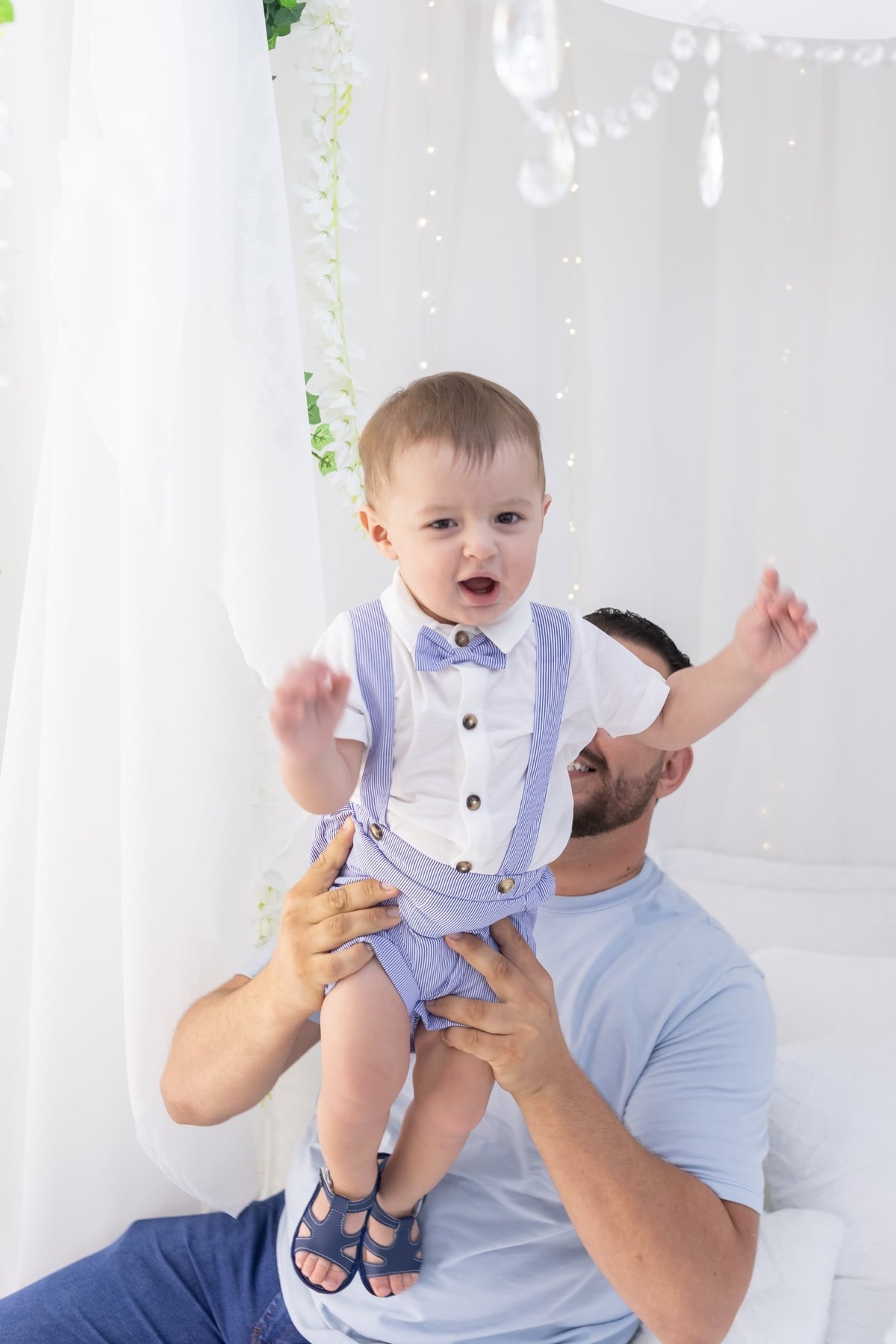 Ensaio de smash the cake em estúdio. Fotografo em Londrina especializado em ensaios de bebes, família e crianças. Momento registrado pela fotografa Giscellayne.