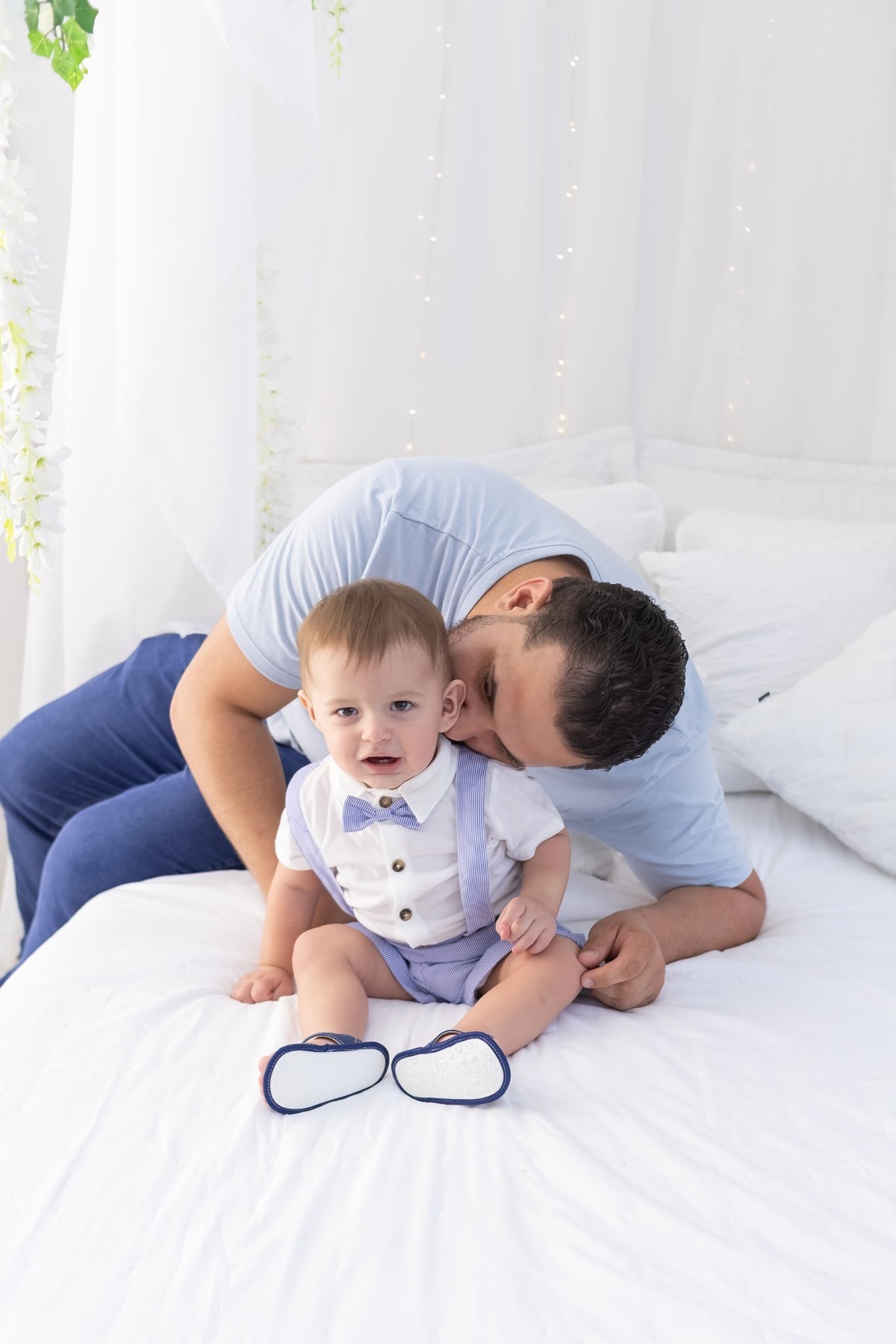 Ensaio de smash the cake em estúdio. Fotografo em Londrina especializado em ensaios de bebes, família e crianças. Momento registrado pela fotografa Giscellayne.