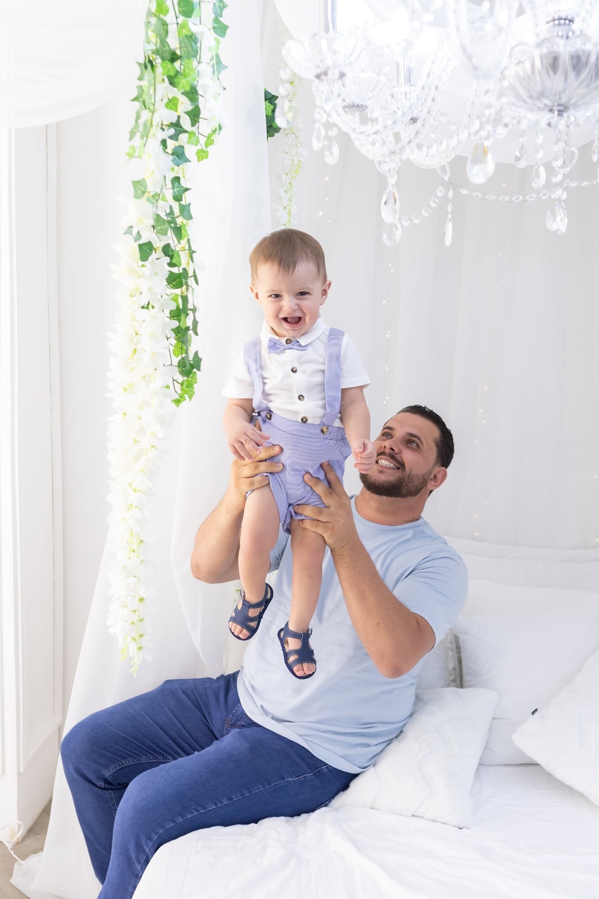 Ensaio de smash the cake em estúdio. Fotografo em Londrina especializado em ensaios de bebes, família e crianças. Momento registrado pela fotografa Giscellayne.