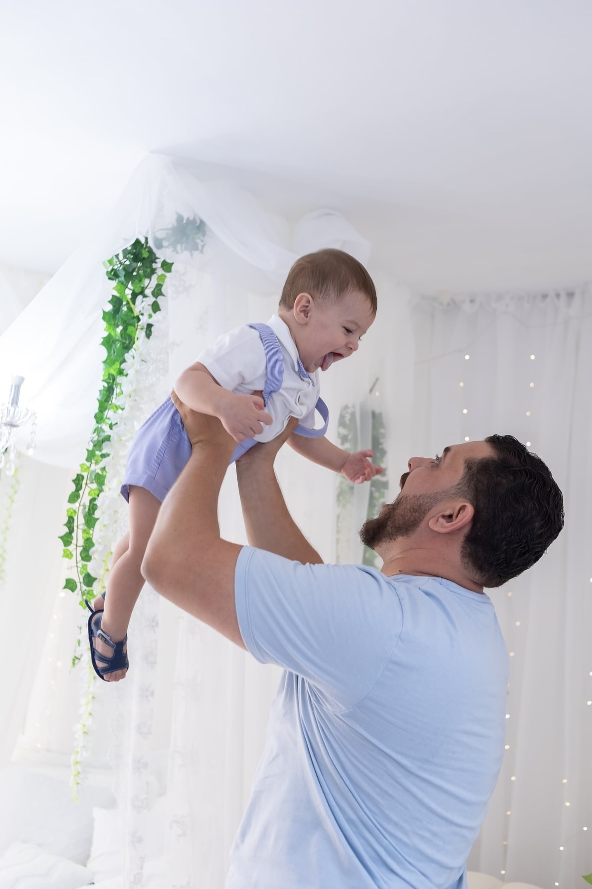 Ensaio de smash the cake em estúdio. Fotografo em Londrina especializado em ensaios de bebes, família e crianças. Momento registrado pela fotografa Giscellayne.