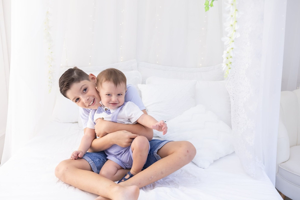 Ensaio de smash the cake em estúdio. Fotografo em Londrina especializado em ensaios de bebes, família e crianças. Momento registrado pela fotografa Giscellayne.