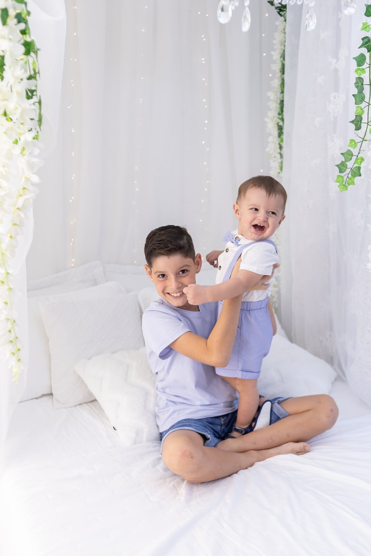 Ensaio de smash the cake em estúdio. Fotografo em Londrina especializado em ensaios de bebes, família e crianças. Momento registrado pela fotografa Giscellayne.