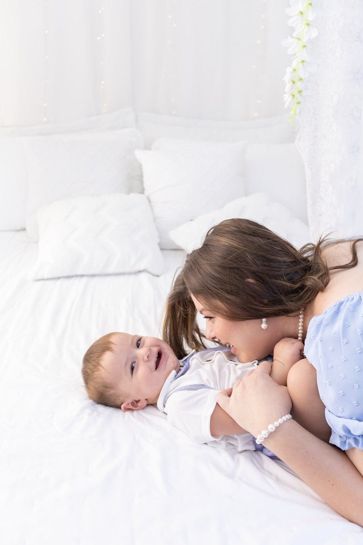 Ensaio de smash the cake em estúdio. Fotografo em Londrina especializado em ensaios de bebes, família e crianças. Momento registrado pela fotografa Giscellayne.