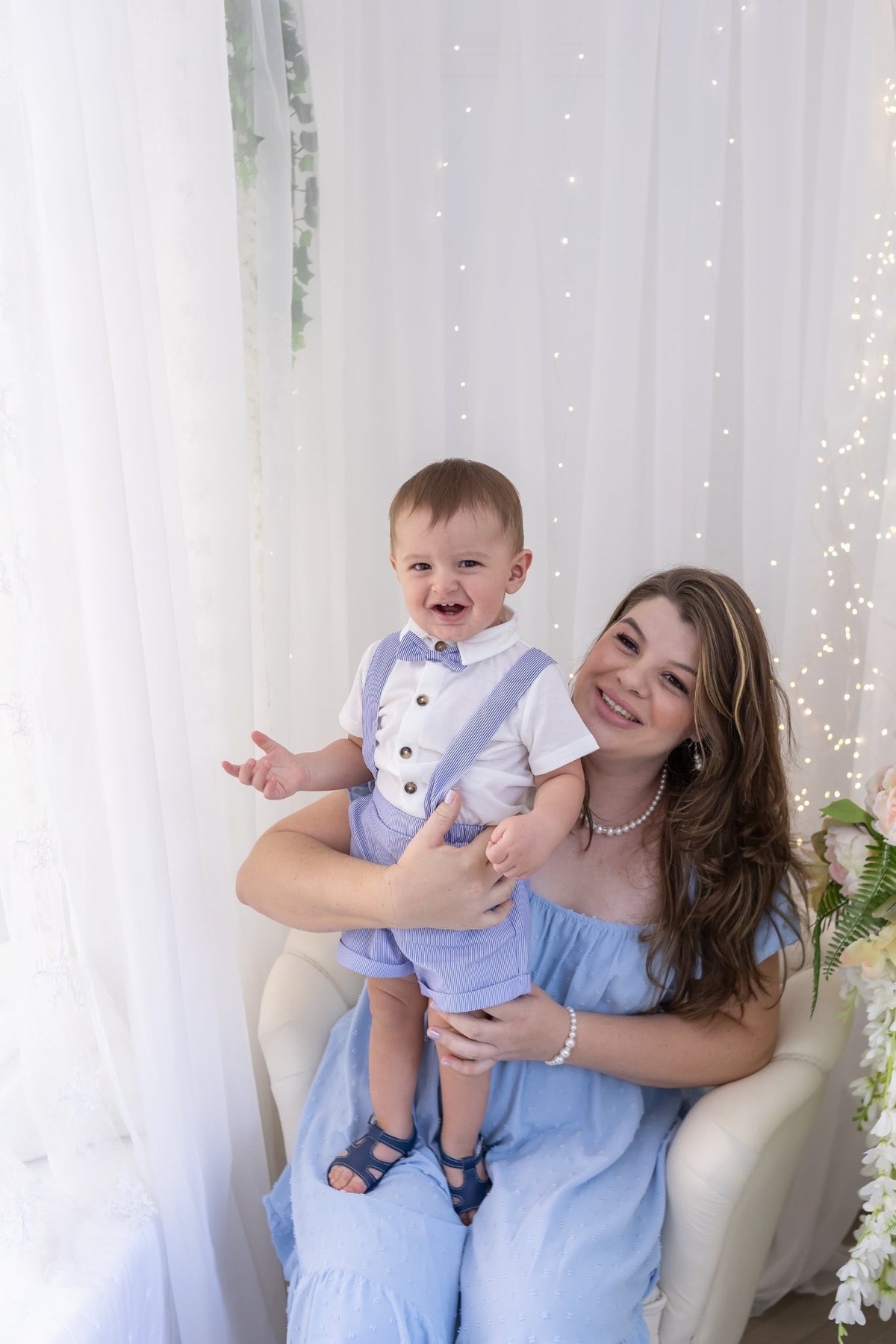 Ensaio de smash the cake em estúdio. Fotografo em Londrina especializado em ensaios de bebes, família e crianças. Momento registrado pela fotografa Giscellayne.