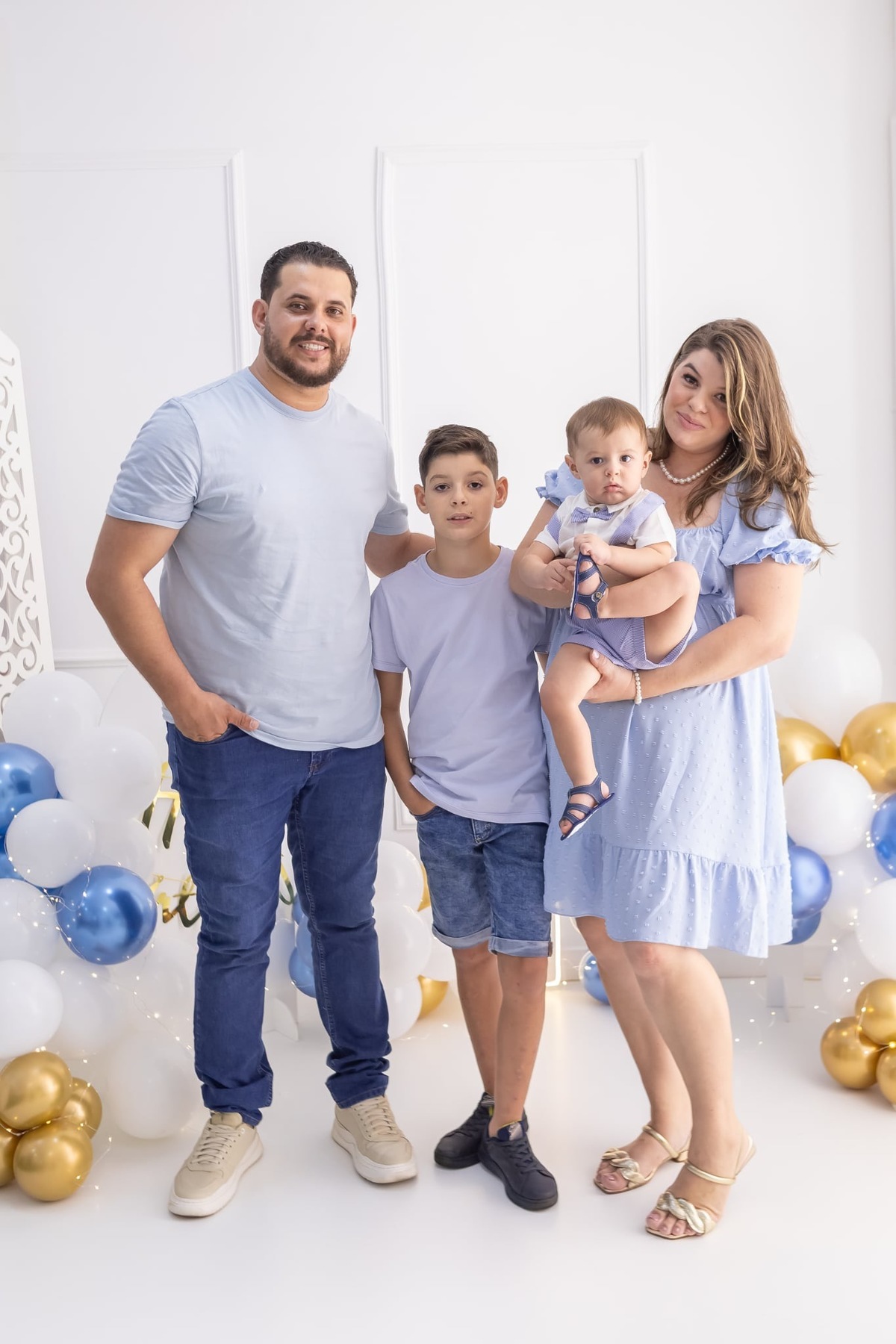 Ensaio de smash the cake em estúdio. Fotografo em Londrina especializado em ensaios de bebes, família e crianças. Momento registrado pela fotografa Giscellayne.