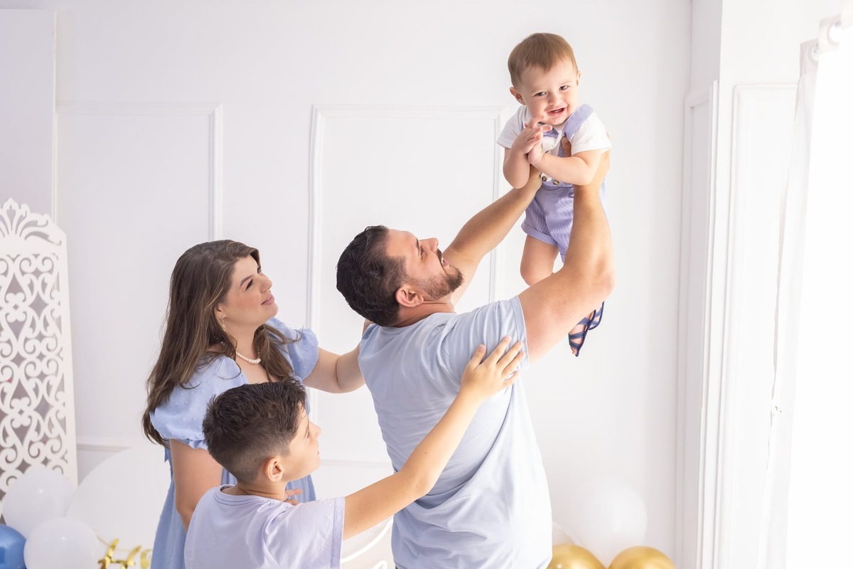 Ensaio de smash the cake em estúdio. Fotografo em Londrina especializado em ensaios de bebes, família e crianças. Momento registrado pela fotografa Giscellayne.