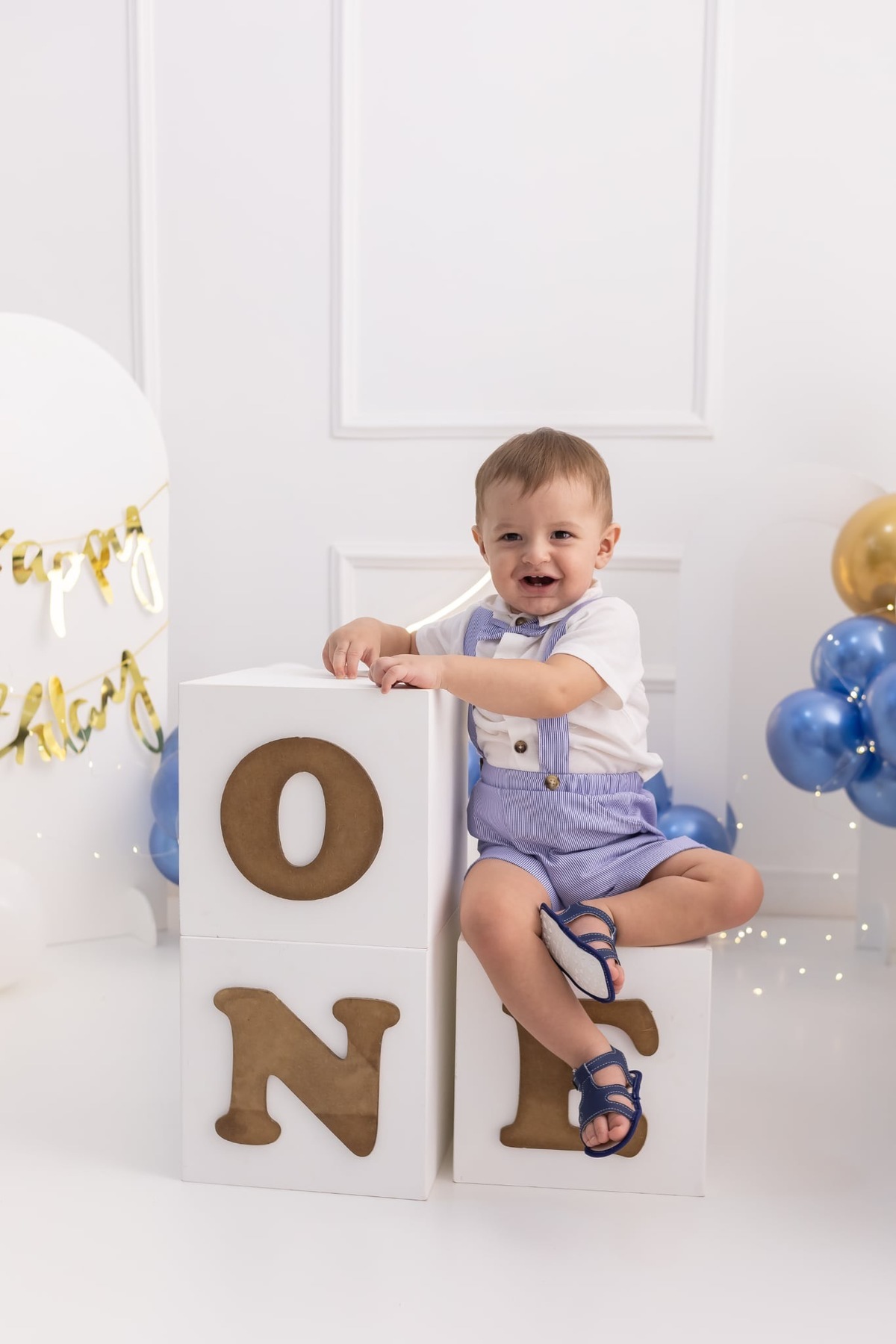 Ensaio de smash the cake em estúdio. Fotografo em Londrina especializado em ensaios de bebes, família e crianças. Momento registrado pela fotografa Giscellayne.
