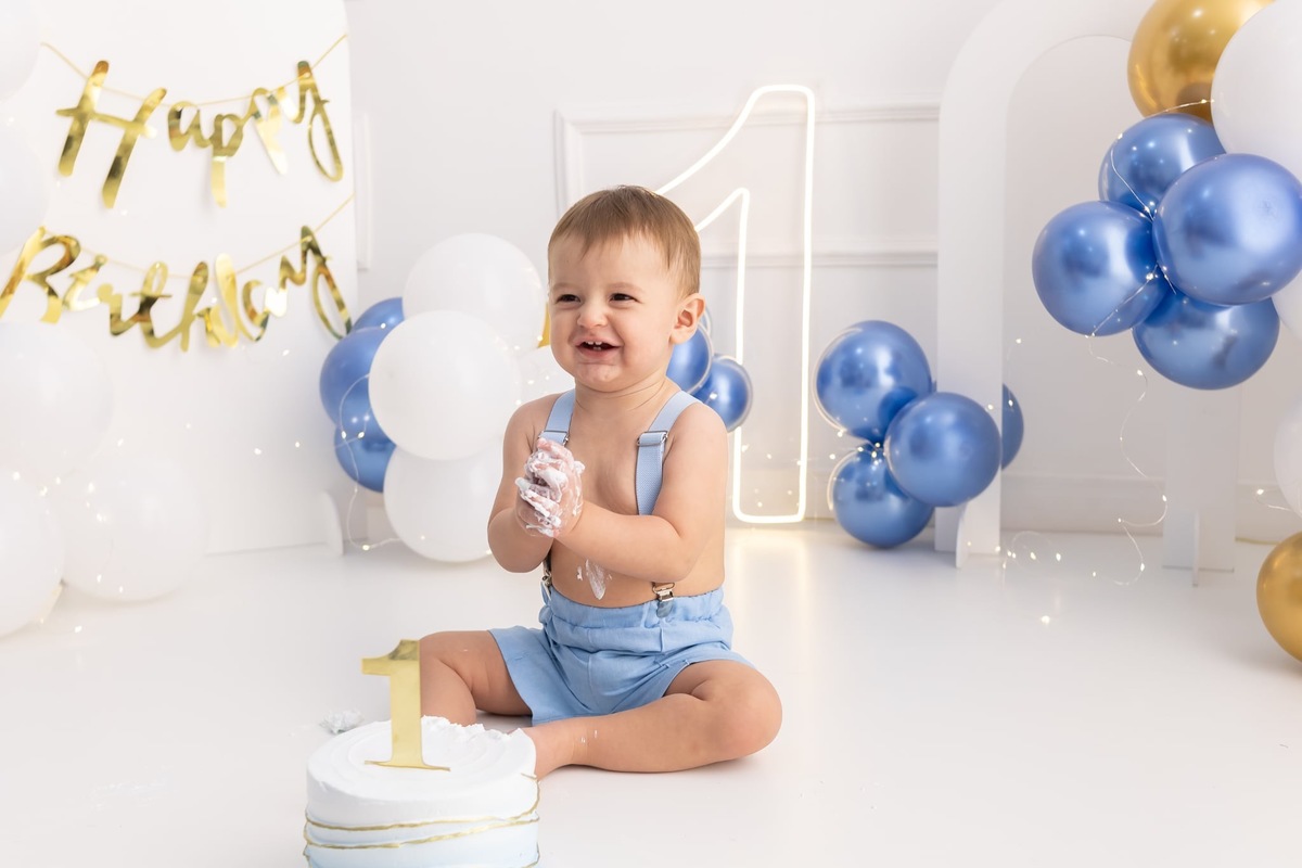 Ensaio de smash the cake em estúdio. Fotografo em Londrina especializado em ensaios de bebes, família e crianças. Momento registrado pela fotografa Giscellayne.