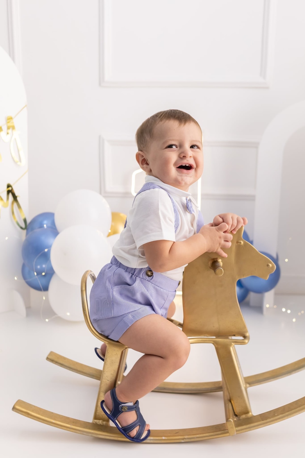 Ensaio de smash the cake em estúdio. Fotografo em Londrina especializado em ensaios de bebes, família e crianças. Momento registrado pela fotografa Giscellayne.
