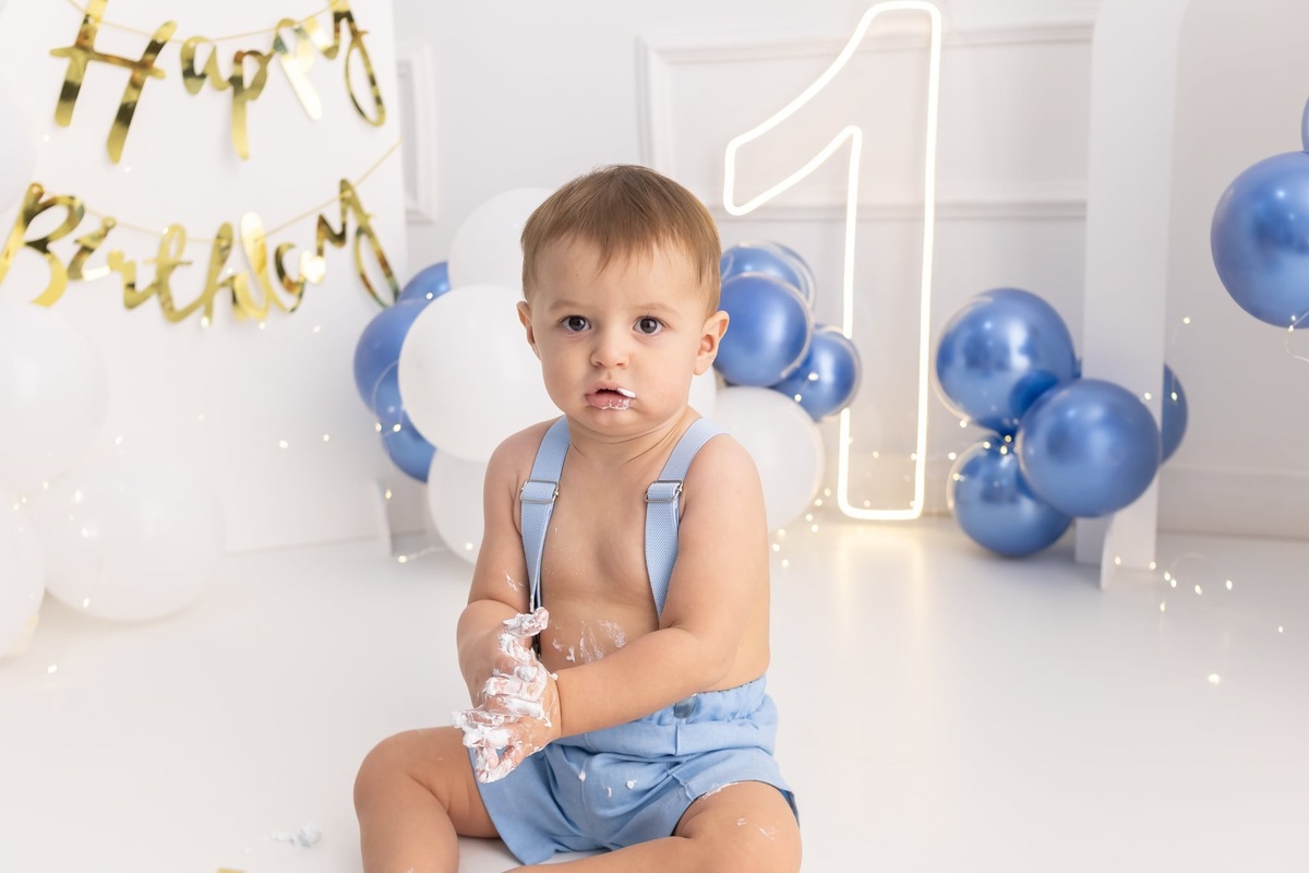 Ensaio de smash the cake em estúdio. Fotografo em Londrina especializado em ensaios de bebes, família e crianças. Momento registrado pela fotografa Giscellayne.