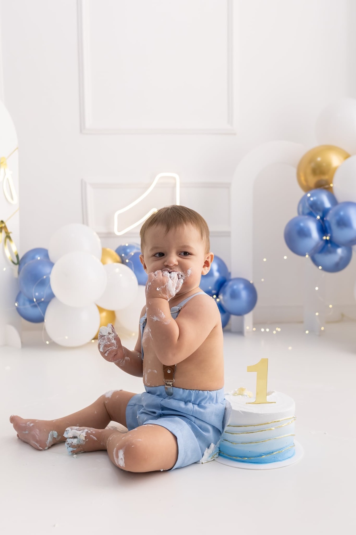 Ensaio de smash the cake em estúdio. Fotografo em Londrina especializado em ensaios de bebes, família e crianças. Momento registrado pela fotografa Giscellayne.