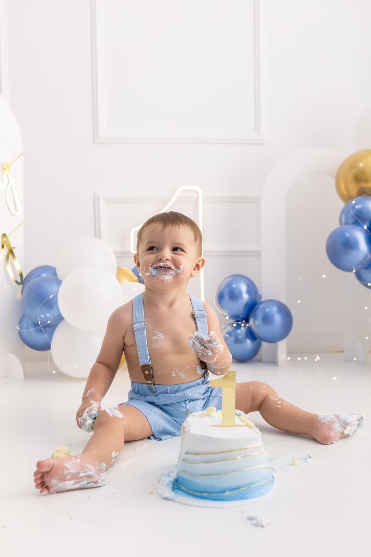 Ensaio de smash the cake em estúdio. Fotografo em Londrina especializado em ensaios de bebes, família e crianças. Momento registrado pela fotografa Giscellayne.