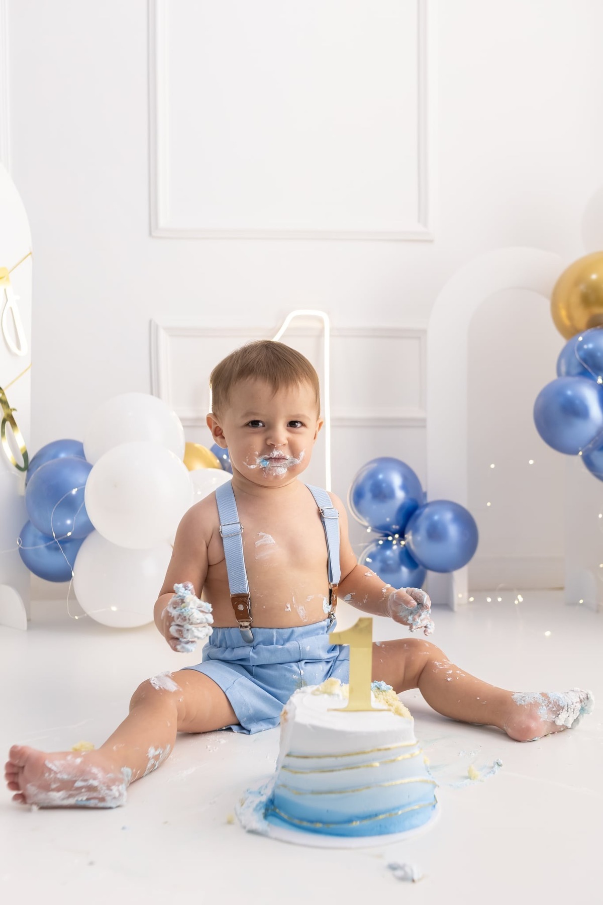 Ensaio de smash the cake em estúdio. Fotografo em Londrina especializado em ensaios de bebes, família e crianças. Momento registrado pela fotografa Giscellayne.