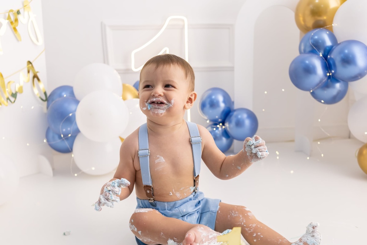 Ensaio de smash the cake em estúdio. Fotografo em Londrina especializado em ensaios de bebes, família e crianças. Momento registrado pela fotografa Giscellayne.