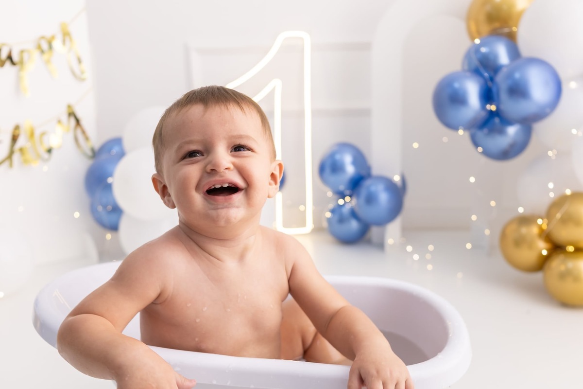 Ensaio de smash the cake em estúdio. Fotografo em Londrina especializado em ensaios de bebes, família e crianças. Momento registrado pela fotografa Giscellayne.