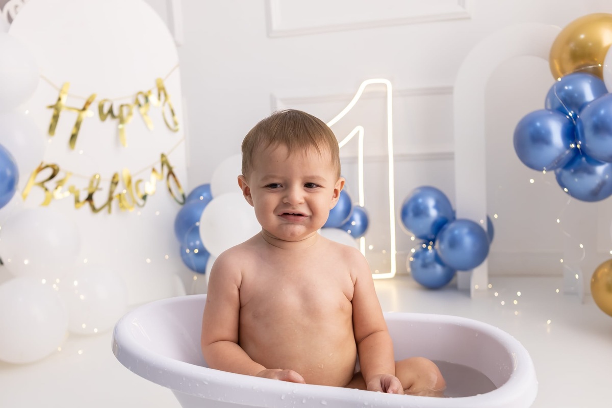 Ensaio de smash the cake em estúdio. Fotografo em Londrina especializado em ensaios de bebes, família e crianças. Momento registrado pela fotografa Giscellayne.