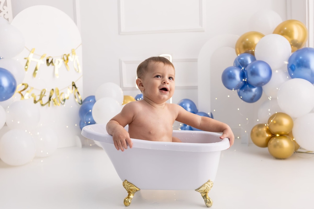 Ensaio de smash the cake em estúdio. Fotografo em Londrina especializado em ensaios de bebes, família e crianças. Momento registrado pela fotografa Giscellayne.