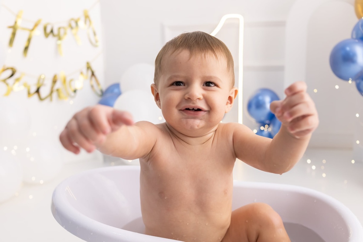 Ensaio de smash the cake em estúdio. Fotografo em Londrina especializado em ensaios de bebes, família e crianças. Momento registrado pela fotografa Giscellayne.