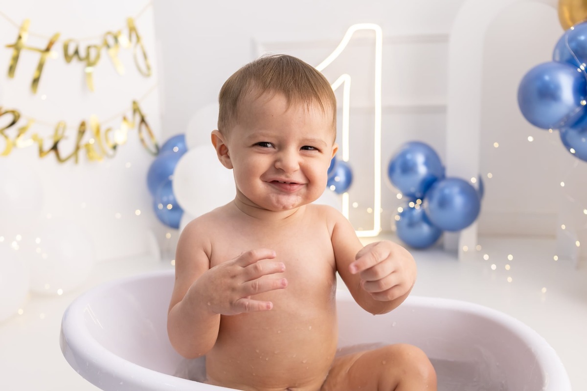 Ensaio de smash the cake em estúdio. Fotografo em Londrina especializado em ensaios de bebes, família e crianças. Momento registrado pela fotografa Giscellayne.
