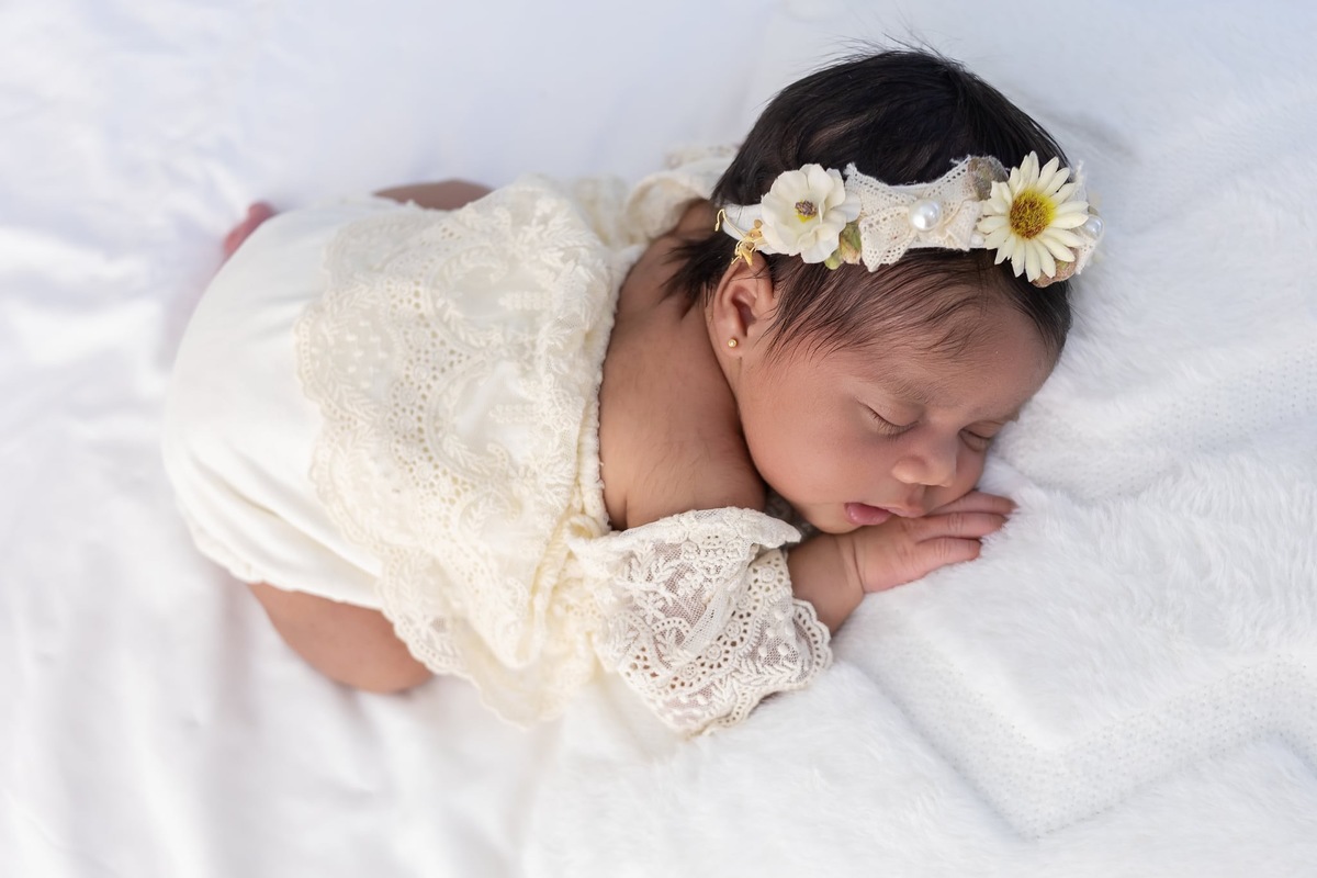 Ensaio de Newborn em estúdio. Fotografo em Londrina especializado em ensaios de bebes, família e crianças. Momento registrado pela fotografa Giscellayne.