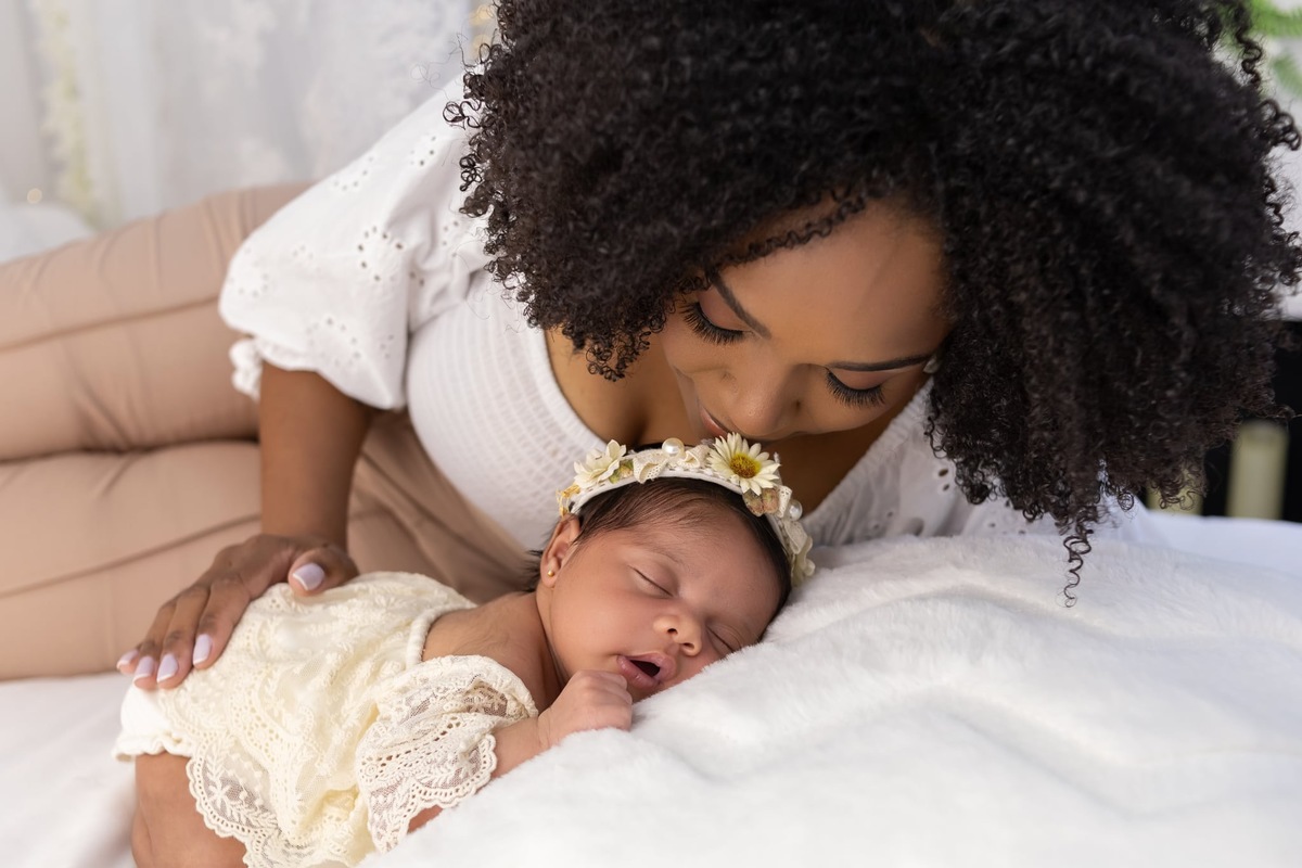 Ensaio de Newborn em estúdio. Fotografo em Londrina especializado em ensaios de bebes, família e crianças. Momento registrado pela fotografa Giscellayne.