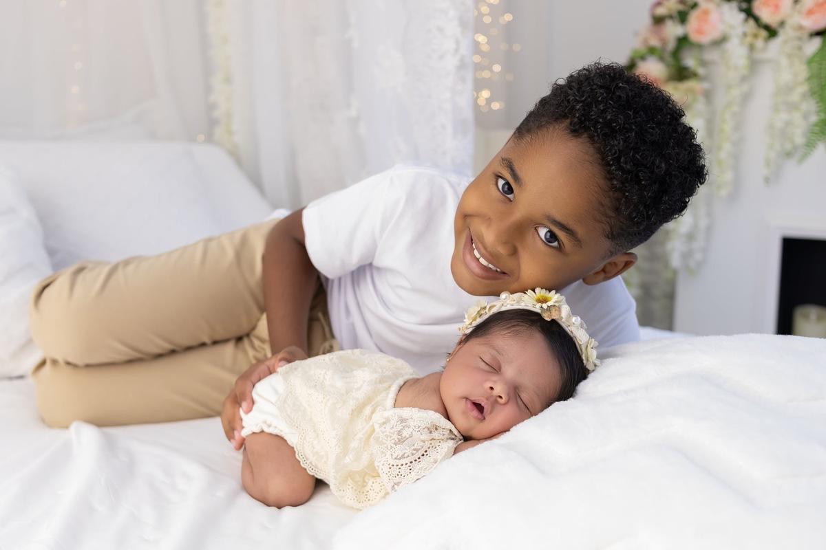 Ensaio de Newborn em estúdio. Fotografo em Londrina especializado em ensaios de bebes, família e crianças. Momento registrado pela fotografa Giscellayne.