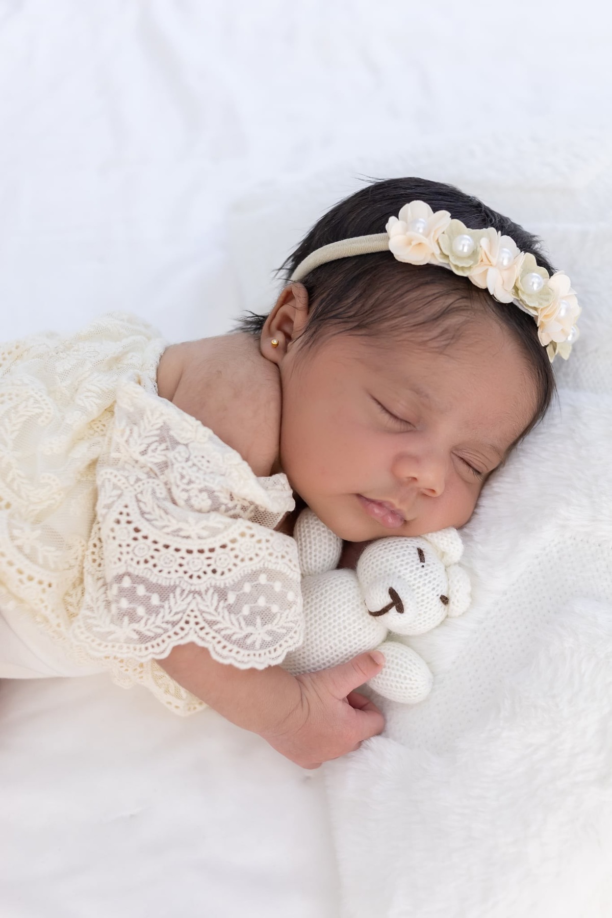 Ensaio de Newborn em estúdio. Fotografo em Londrina especializado em ensaios de bebes, família e crianças. Momento registrado pela fotografa Giscellayne.