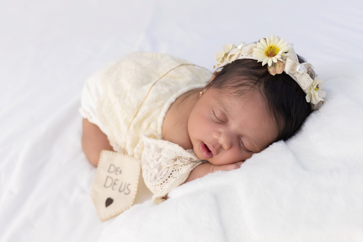 Ensaio de Newborn em estúdio. Fotografo em Londrina especializado em ensaios de bebes, família e crianças. Momento registrado pela fotografa Giscellayne.