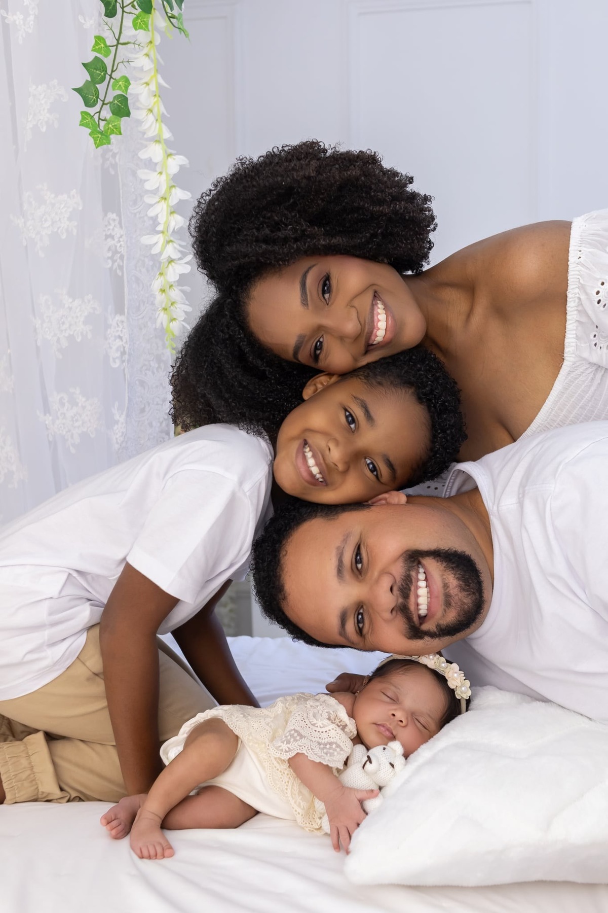 Ensaio de Newborn em estúdio. Fotografo em Londrina especializado em ensaios de bebes, família e crianças. Momento registrado pela fotografa Giscellayne.