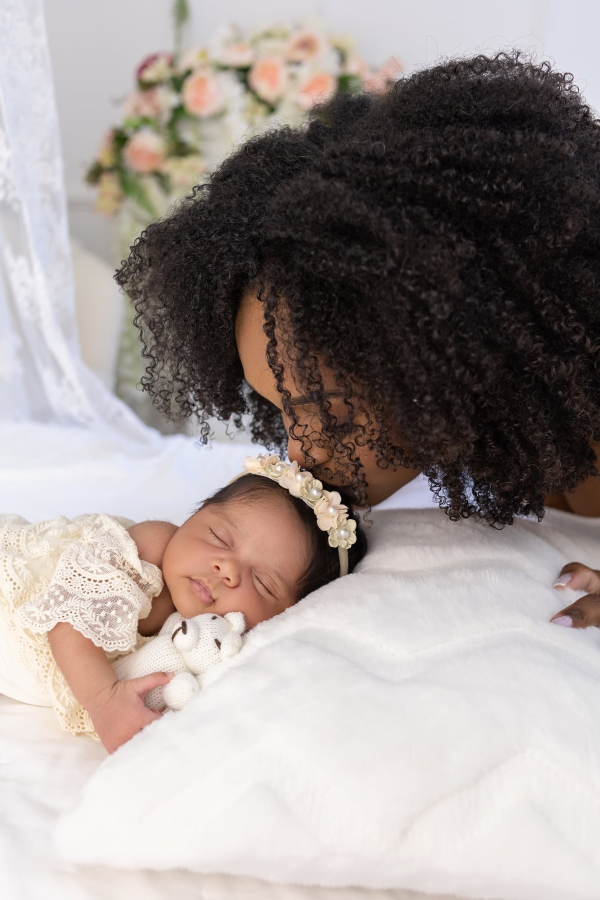 Ensaio de Newborn em estúdio. Fotografo em Londrina especializado em ensaios de bebes, família e crianças. Momento registrado pela fotografa Giscellayne.