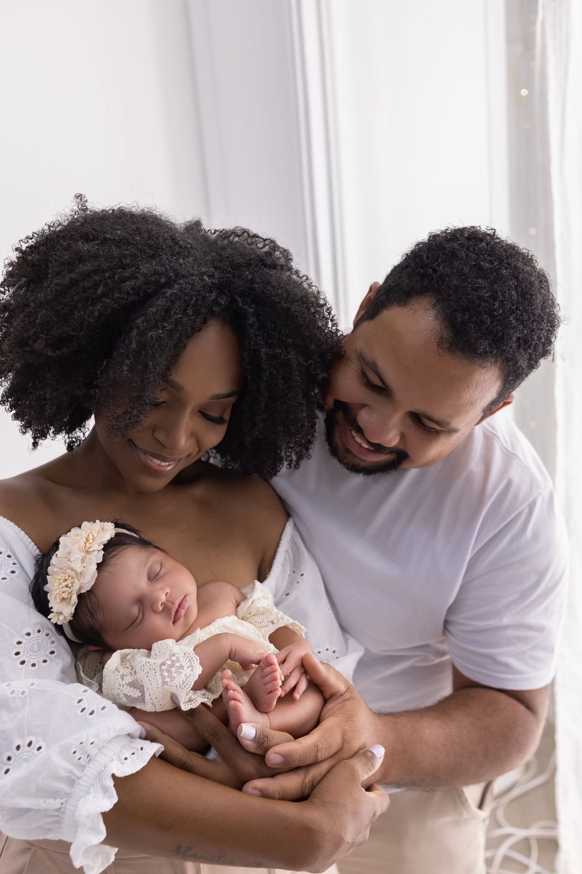 Ensaio de Newborn em estúdio. Fotografo em Londrina especializado em ensaios de bebes, família e crianças. Momento registrado pela fotografa Giscellayne.