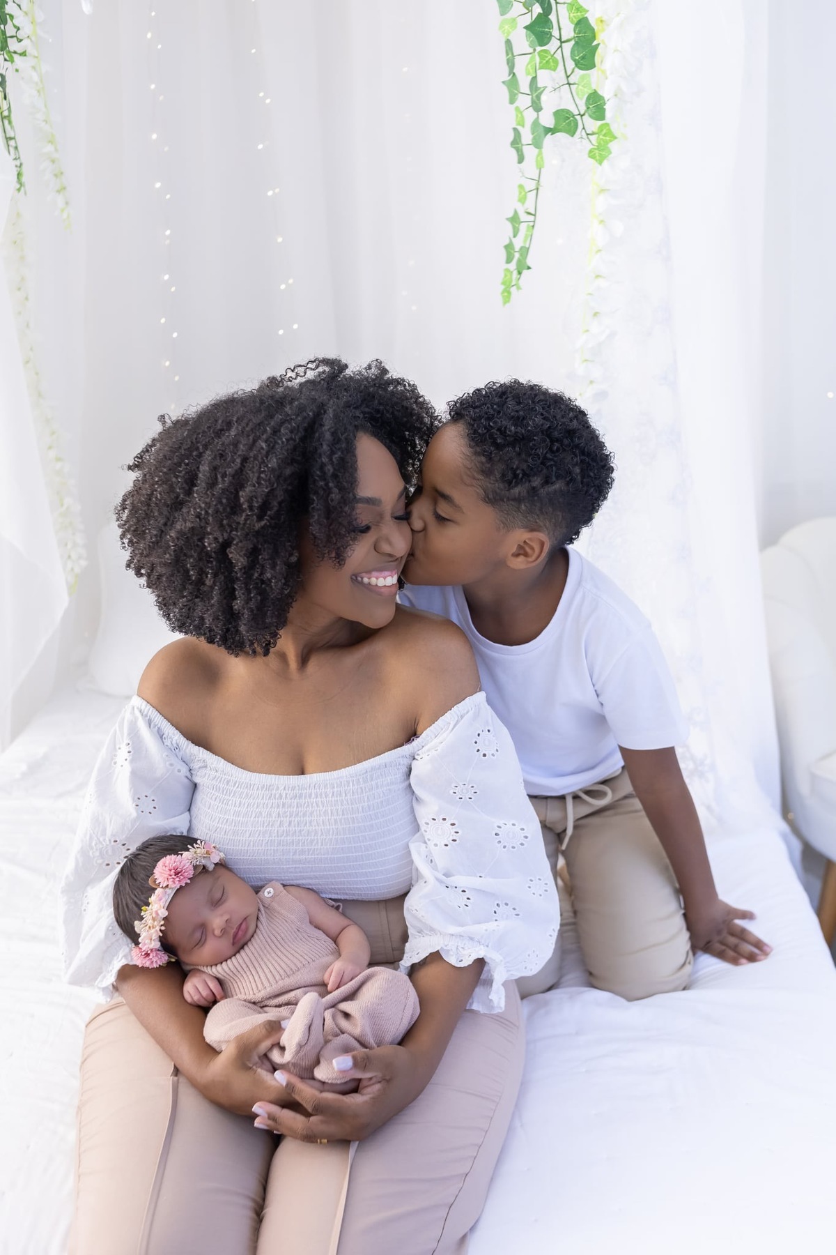 Ensaio de Newborn em estúdio. Fotografo em Londrina especializado em ensaios de bebes, família e crianças. Momento registrado pela fotografa Giscellayne.