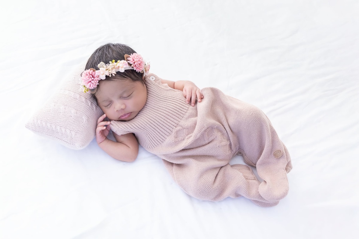 Ensaio de Newborn em estúdio. Fotografo em Londrina especializado em ensaios de bebes, família e crianças. Momento registrado pela fotografa Giscellayne.