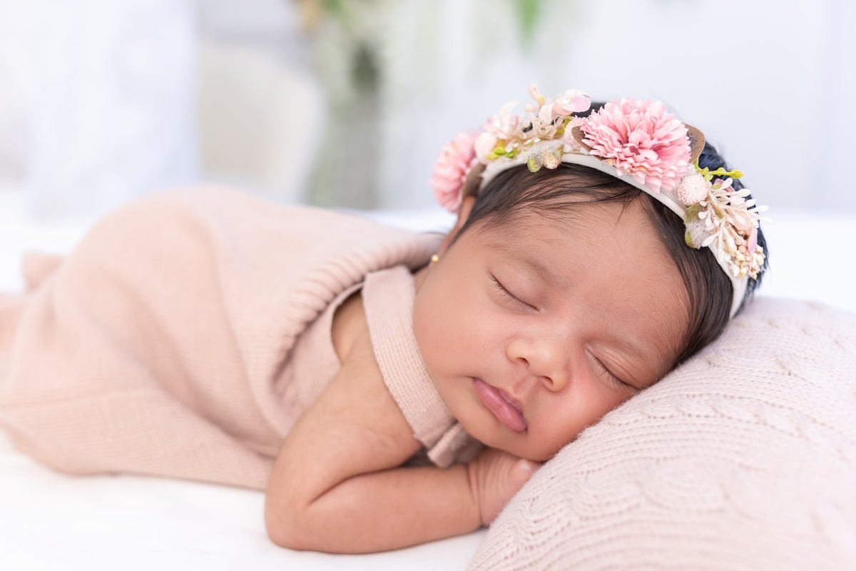 Ensaio de Newborn em estúdio. Fotografo em Londrina especializado em ensaios de bebes, família e crianças. Momento registrado pela fotografa Giscellayne.