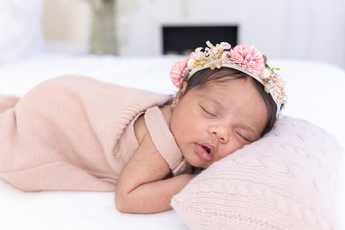 Ensaio de Newborn em estúdio. Fotografo em Londrina especializado em ensaios de bebes, família e crianças. Momento registrado pela fotografa Giscellayne.