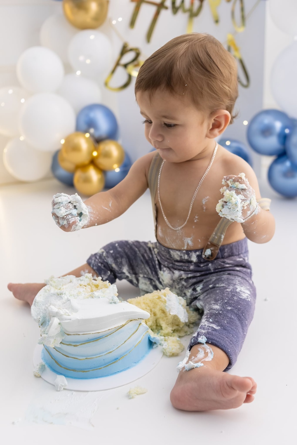 Ensaio de smash the cake em estúdio. Fotografo em Londrina especializado em ensaios de bebes, família e crianças. Momento registrado pela fotografa Giscellayne.