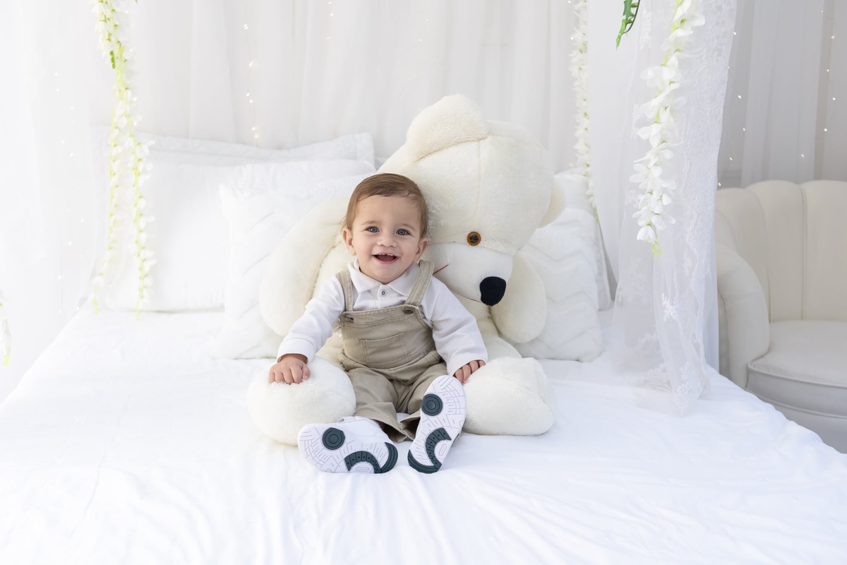 Ensaio de smash the cake em estúdio. Fotografo em Londrina especializado em ensaios de bebes, família e crianças. Momento registrado pela fotografa Giscellayne.