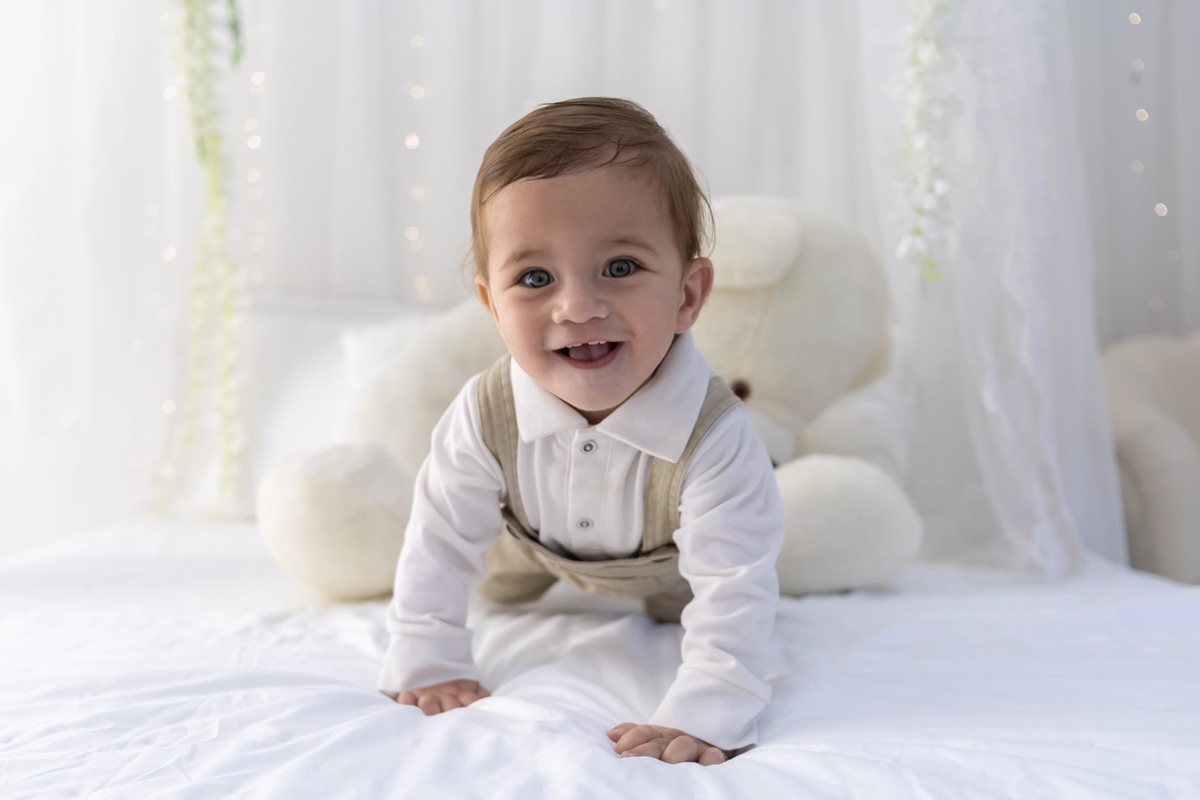 Ensaio de smash the cake em estúdio. Fotografo em Londrina especializado em ensaios de bebes, família e crianças. Momento registrado pela fotografa Giscellayne.