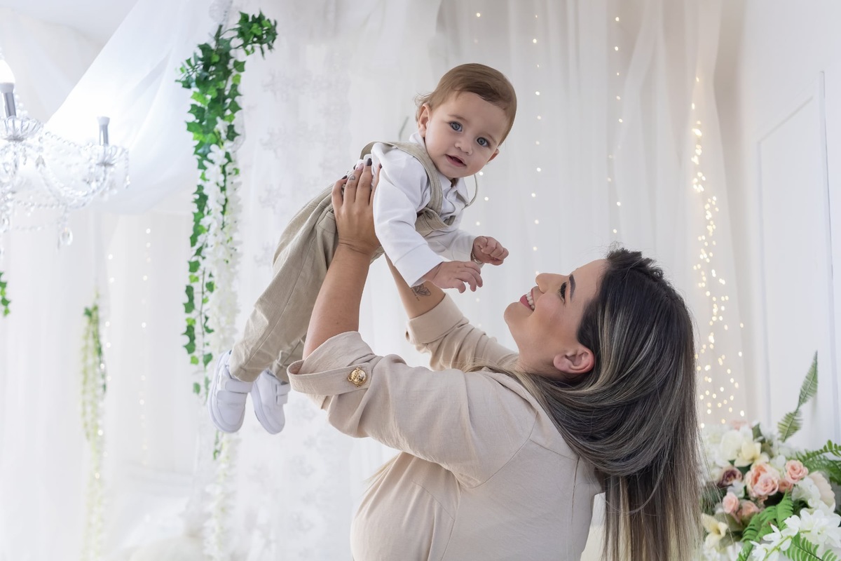 Ensaio de smash the cake em estúdio. Fotografo em Londrina especializado em ensaios de bebes, família e crianças. Momento registrado pela fotografa Giscellayne.