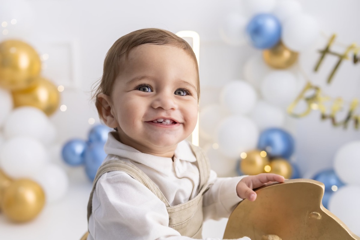 Ensaio de smash the cake em estúdio. Fotografo em Londrina especializado em ensaios de bebes, família e crianças. Momento registrado pela fotografa Giscellayne.