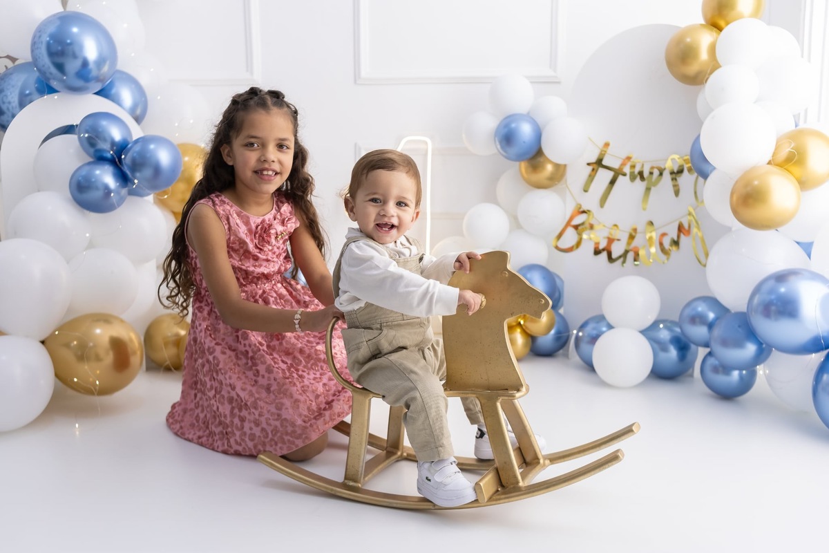 Ensaio de smash the cake em estúdio. Fotografo em Londrina especializado em ensaios de bebes, família e crianças. Momento registrado pela fotografa Giscellayne.