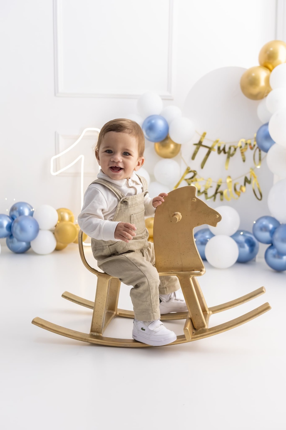 Ensaio de smash the cake em estúdio. Fotografo em Londrina especializado em ensaios de bebes, família e crianças. Momento registrado pela fotografa Giscellayne.