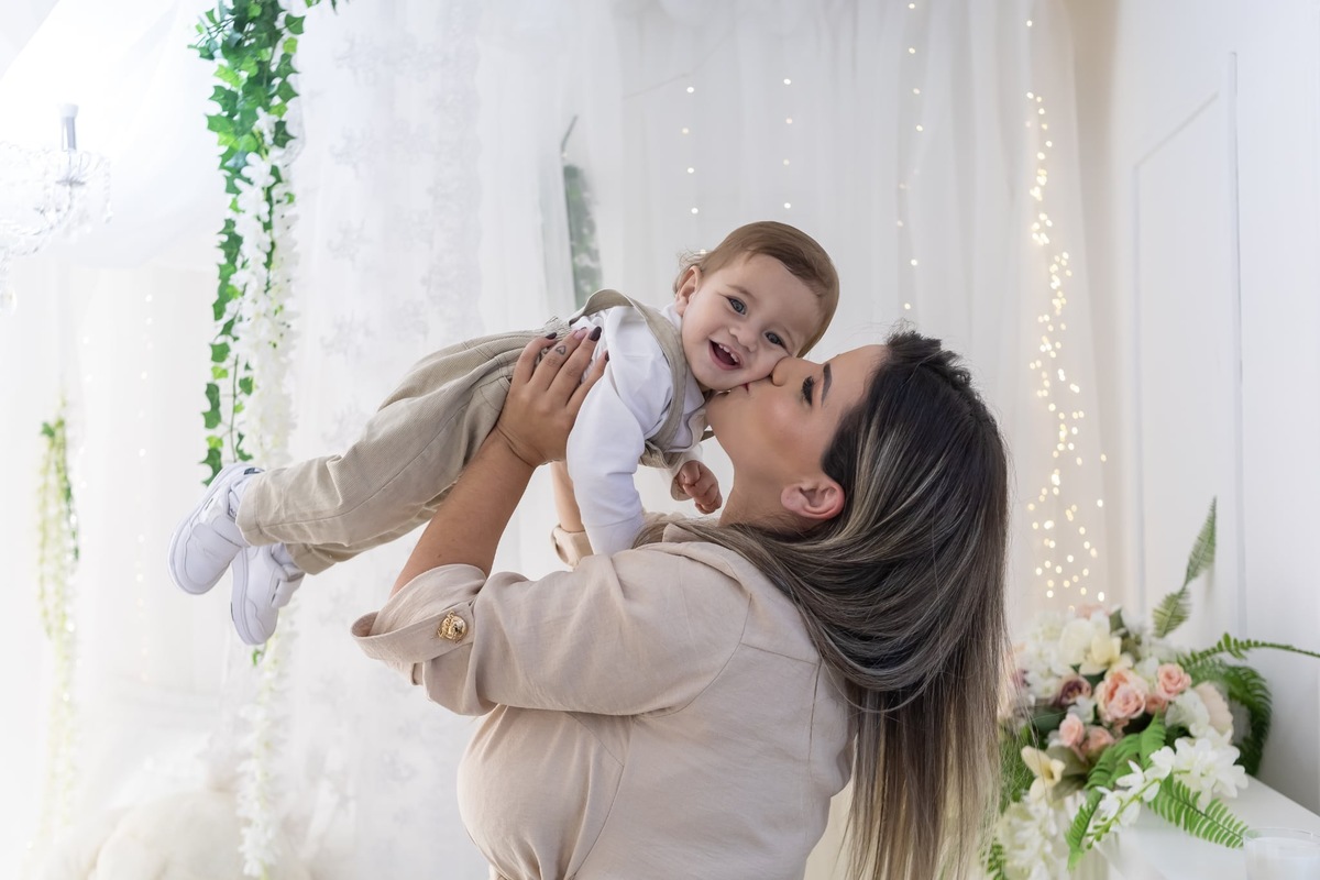 Ensaio de smash the cake em estúdio. Fotografo em Londrina especializado em ensaios de bebes, família e crianças. Momento registrado pela fotografa Giscellayne.