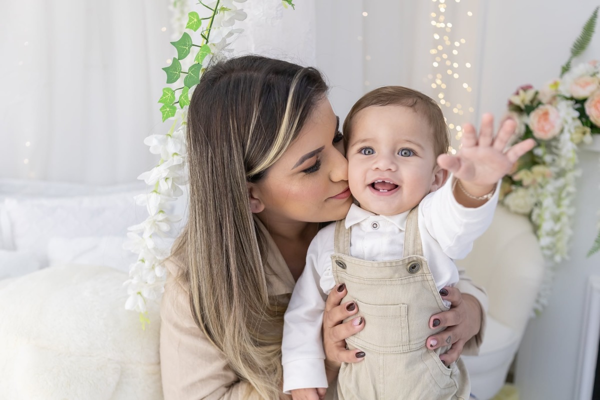 Ensaio de smash the cake em estúdio. Fotografo em Londrina especializado em ensaios de bebes, família e crianças. Momento registrado pela fotografa Giscellayne.