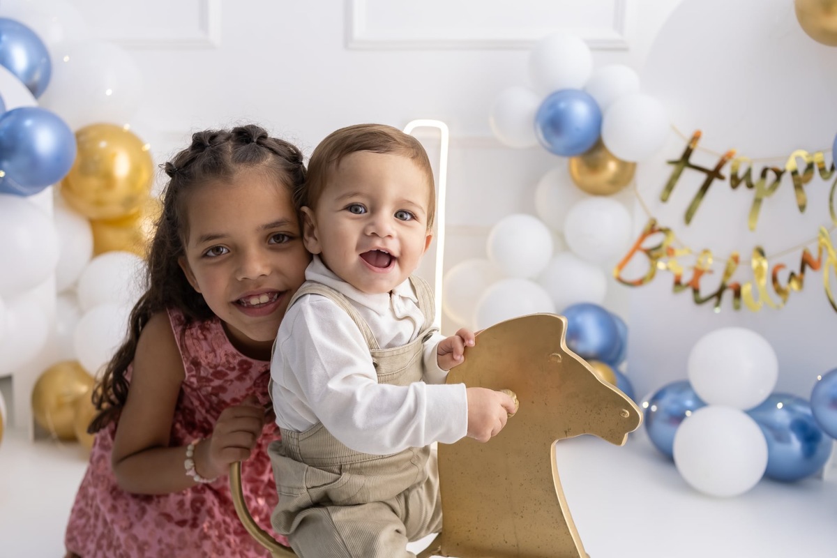 Ensaio de smash the cake em estúdio. Fotografo em Londrina especializado em ensaios de bebes, família e crianças. Momento registrado pela fotografa Giscellayne.